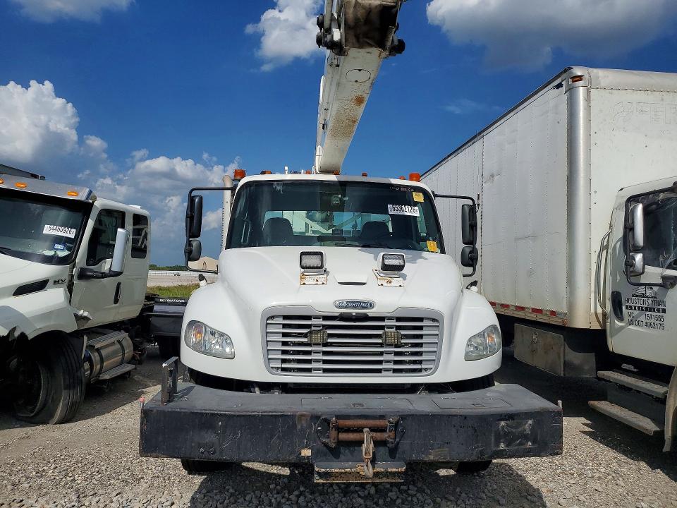 2019 Freightliner M2 106 VIN 1FVACXFC9KHKT8864 COPART salvage auction — MINOR DENT/SCRATCHES, TX - CERTIFICATE OF TITLE (P), sold $14,800 on 2026-09-01 (photo 5)