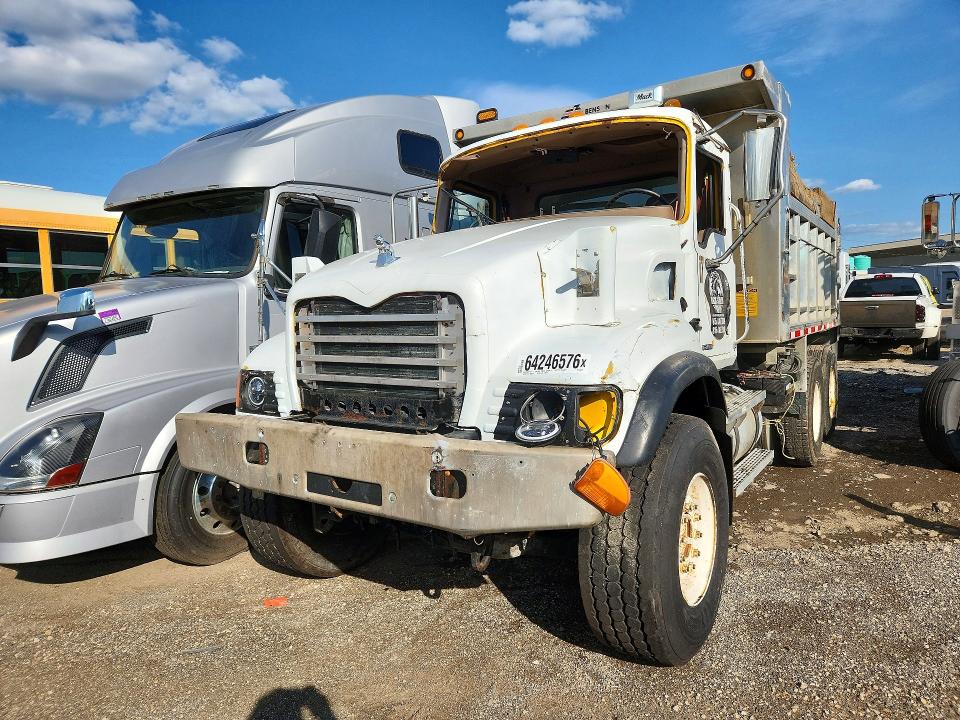 2006 Mack Granite VIN 1M2AG11CX6M038329 — COPART salvage auction photo