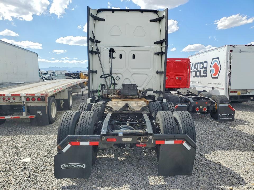 2022 Freightliner Cascadia 126 VIN 3AKJHHDR9NSNN7349 COPART salvage auction — MINOR DENT/SCRATCHES, IN - CERTIFICATE OF TITLE, sold $17,000 on 2026-09-18 (photo 6)
