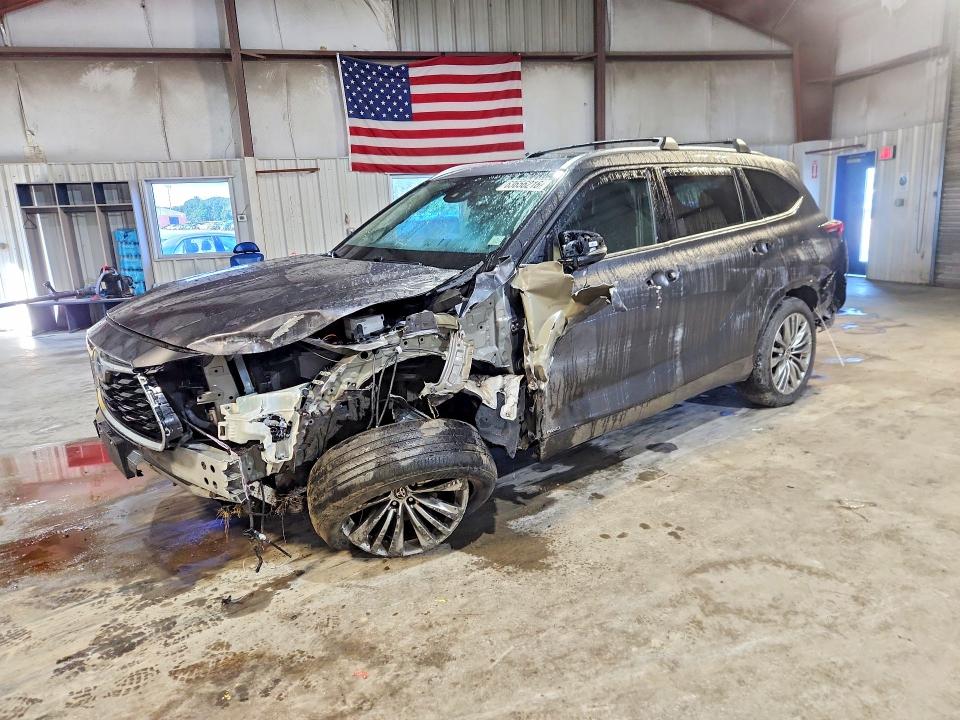 2024 Toyota Highlander hybrid VIN 5TDEBRCH2RS634474 COPART salvage auction — FRONT END, MA - CERT OF TITLE-SALVAGE (P), sold $14,100 on 2026-08-12 (photo 1)