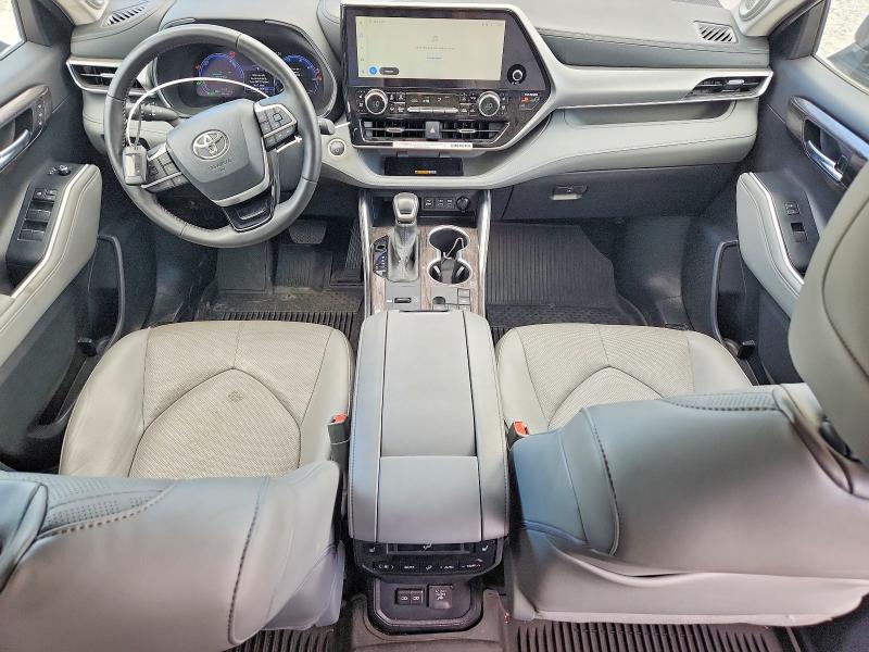 2024 Toyota Highlander VIN 5TDEBRCHXRS633492 COPART salvage auction — MINOR DENT/SCRATCHES, Mi - Certificate Of Title, sold $34,000 on 2026-08-26 (photo 8)