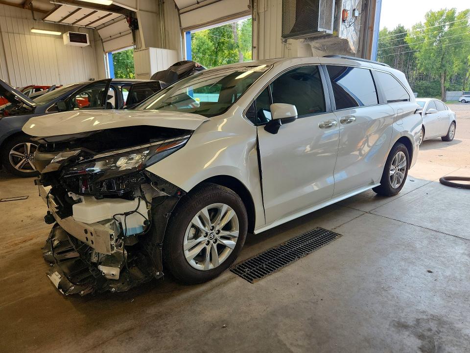 2026 Toyota Sienna VIN 5TDYSKFC9TS246203 — COPART salvage auction photo