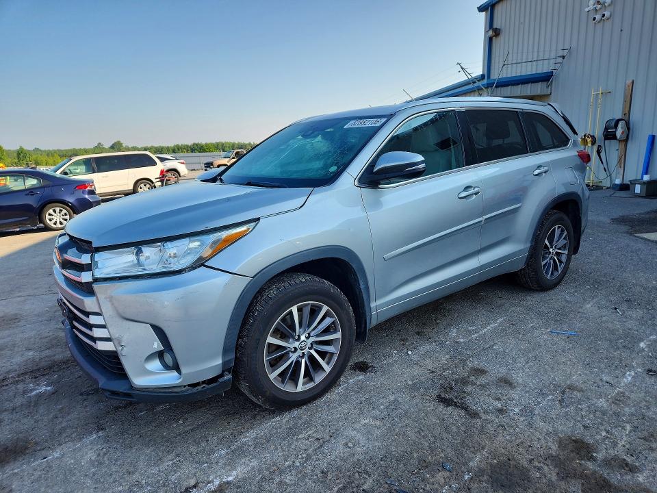 2017 Toyota Highlander VIN 5TDJZRFH8HS508995 — COPART salvage auction photo
