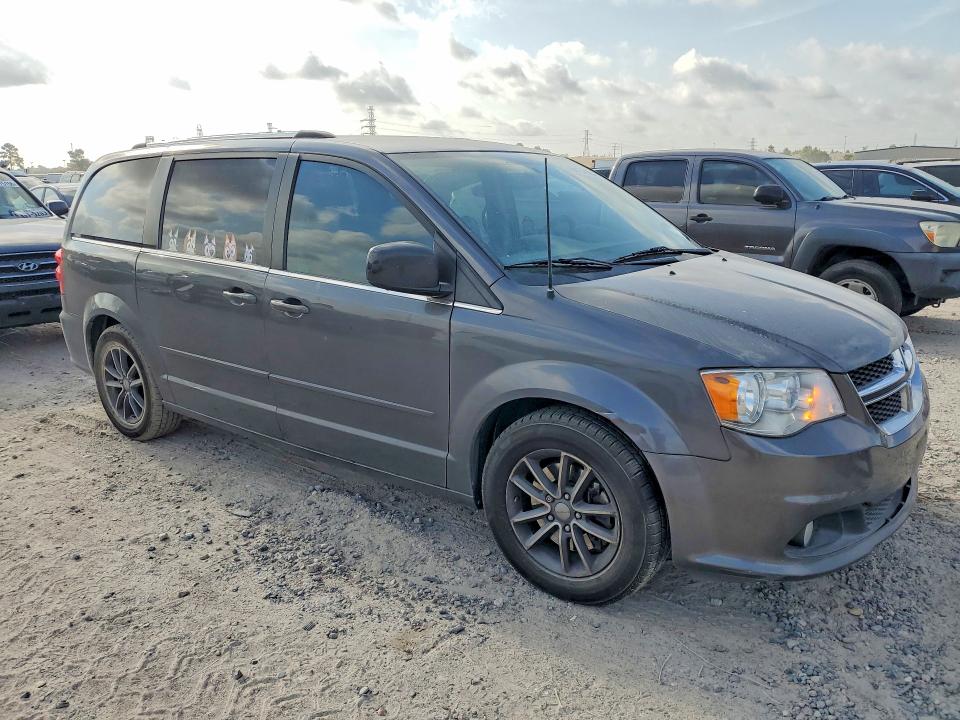 2017 Dodge Caravan VIN 2C4RDGCG7HR662267 COPART salvage auction — NORMAL WEAR, Mt - Certificate Of Title, sold $1,400 on 2026-09-06 (photo 4)