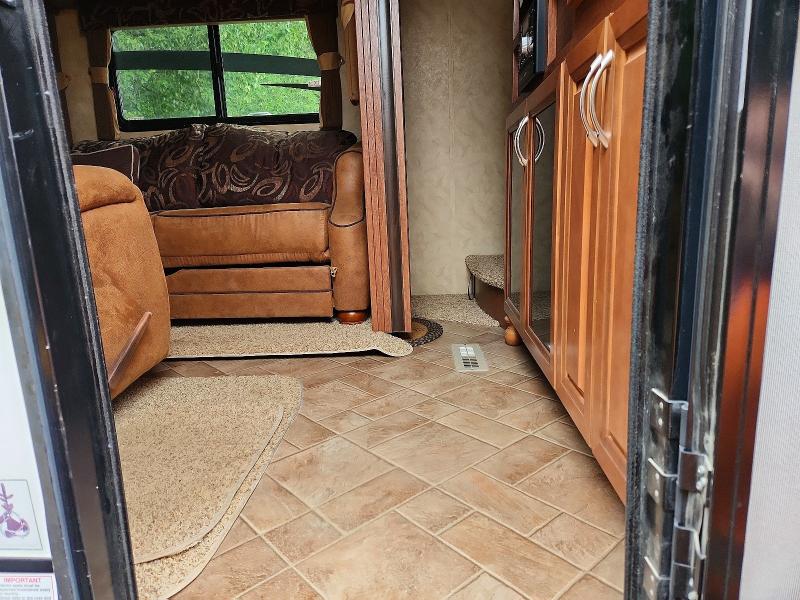 2015 Forest river Wildcat VIN 4X4FWCH24FT013741 COPART salvage auction — NORMAL WEAR, OR - CERTIFICATE OF TITLE, sold $5,300 on 2026-08-25 (photo 5)