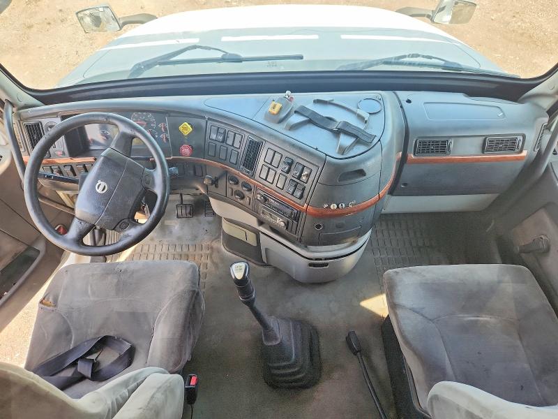 2004 Volvo Vnl VIN 4V4NC9TJ64N353992 COPART salvage auction — MINOR DENT/SCRATCHES, MI - DEALER ONLY CLEAN TITLE, sold $8,000 on 2026-09-11 (photo 8)