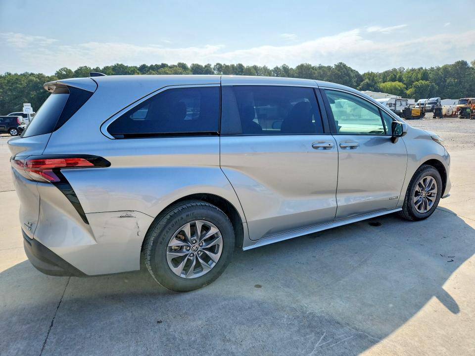 2021 Toyota Sienna VIN 5TDKRKEC7MS051494 COPART salvage auction — MINOR DENT/SCRATCHES, LA - CERTIFICATE OF TITLE, sold $17,600 on 2026-08-20 (photo 3)