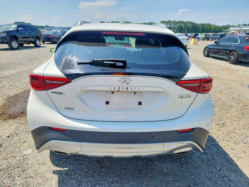 2018 Infiniti QX30 VIN SJKCH5CR2JA041770 COPART salvage auction — MINOR DENT/SCRATCHES, Sc - Certificate Of Title (P), sold $4,700 on 2026-10-05 (photo 6)