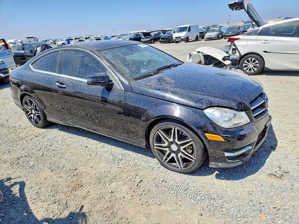2013 Mercedes-benz VIN WDDGJ4HBXDF994187 COPART salvage auction — MINOR DENT/SCRATCHES, Ca - Dis/Dlr/Exp Only Clean Title, sold $800 on 2026-08-11 (photo 4)