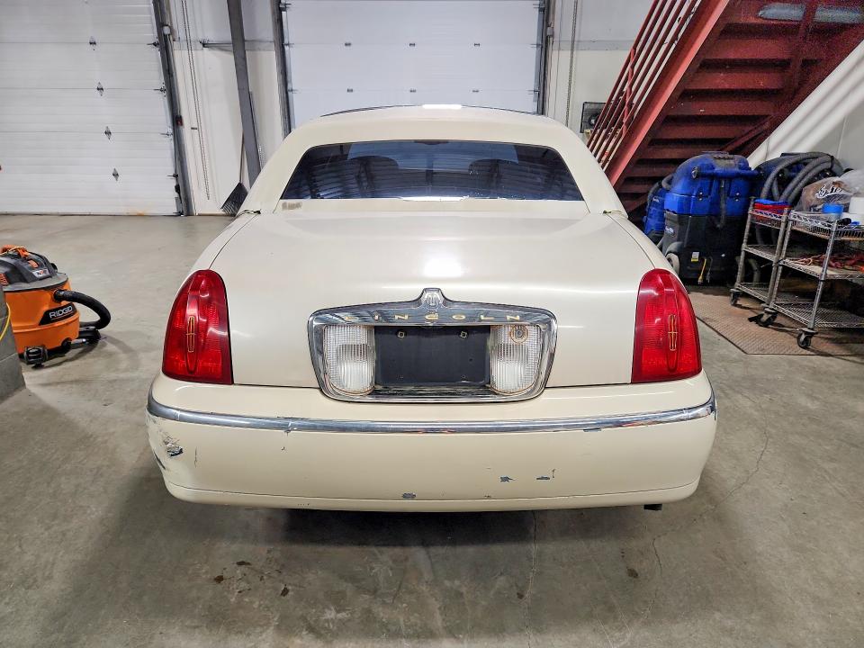 2000 Lincoln TOWN CAR VIN 1LNHM83W1YY914126 COPART salvage auction — MINOR DENT/SCRATCHES, AK - CERTIFICATE OF VEHICLE TITLE, sold $375 on 2026-09-22 (photo 6)