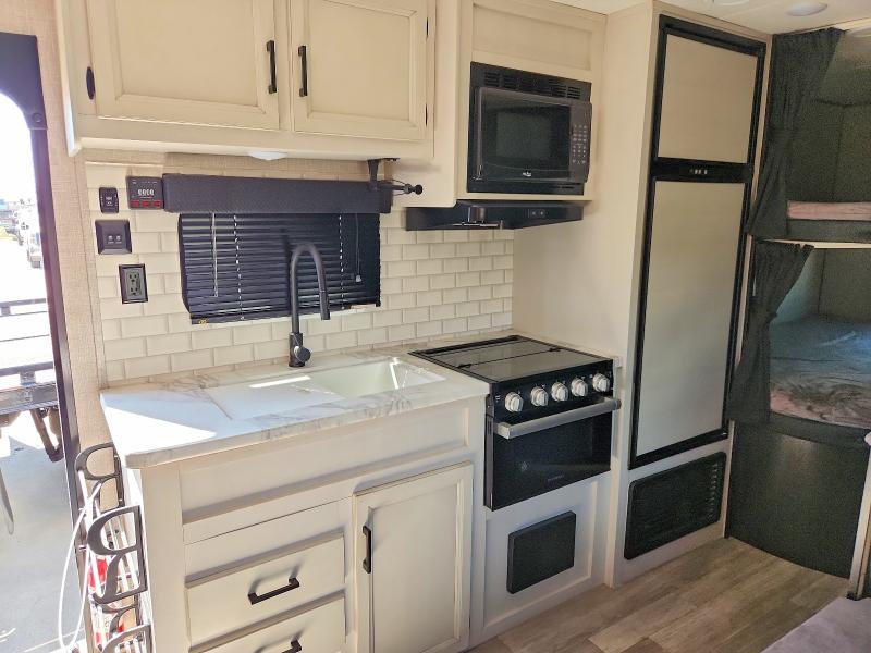 2022 Jayco Jay flight VIN 1UJBJ0BM3N75N0572 COPART salvage auction — BURN, CA - DLR/DIS/EXP ONLY SALVAGE TITLE, sold $9,700 on 2026-09-15 (photo 7)
