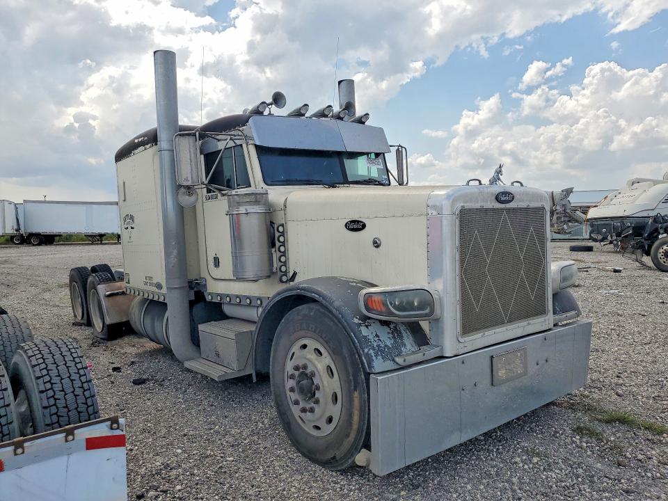 2001 Peterbilt 379 VIN 1XP5DU9X11D546705 COPART salvage auction — BURN, TX - SALVAGE VEHICLE TITLE, sold $4,600 on 2026-09-03 (photo 4)