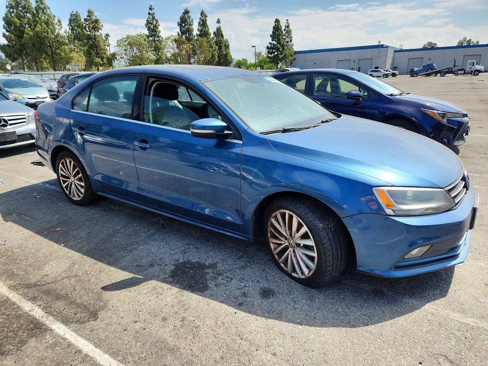 2015 Volkswagen Jetta VIN 3VWD17AJ6FM214010 COPART salvage auction — NORMAL WEAR, CA - DIS/DLR/EXP ONLY CLEAN TITLE, sold $1,155 on 2026-08-13 (photo 4)