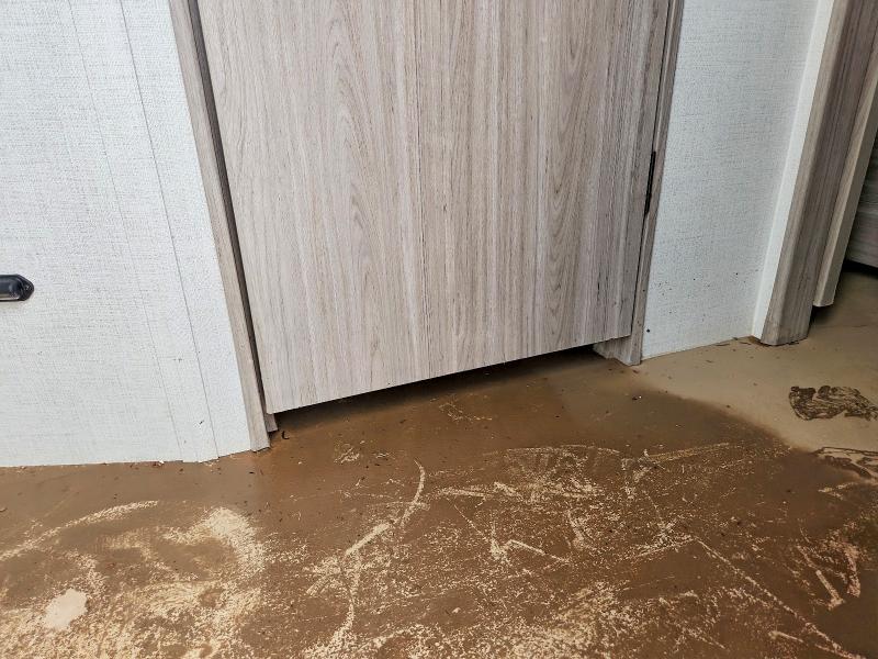 2024 Keystone rv . VIN 4YDTPPR23RD411742 COPART salvage auction — WATER/FLOOD, TX - SALVAGE TITLE-FLOOD DAMAGE, sold $6,200 on 2026-09-24 (photo 9)