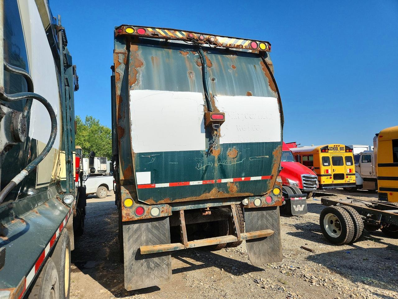 2007 VIN 1M2AC08C87M014463 COPART salvage auction — Stripped, Cd - Non-Repairable, sold $450 on 2026-09-24 (photo 2)