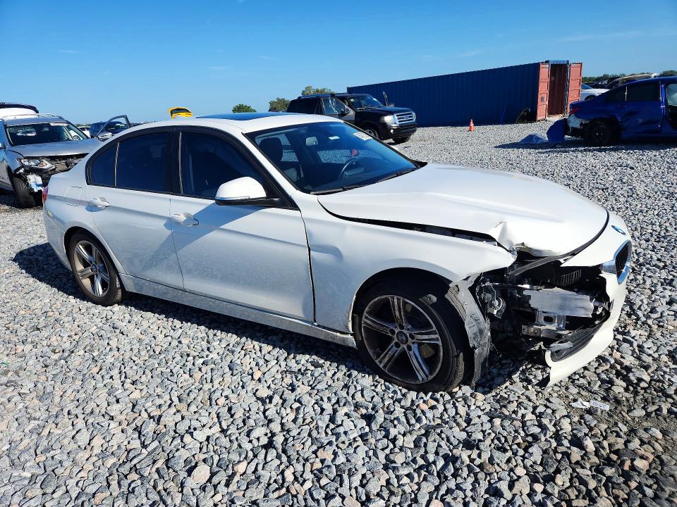 2015 BMW 3er VIN WBA3A5G52FNS84748 COPART salvage auction — FRONT END, Fl - Cert Of Title Slvg Rebuildable, sold $1,300 on 2026-08-21 (photo 4)