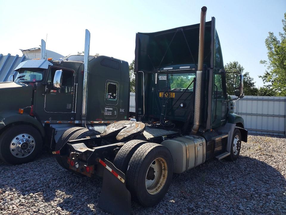 2018 Mack Cxu612 VIN 1M1AW01X5JM010693 COPART salvage auction — MECHANICAL, OK - CERTIFICATE OF TITLE (P), sold $1,000 on 2026-09-14 (photo 3)
