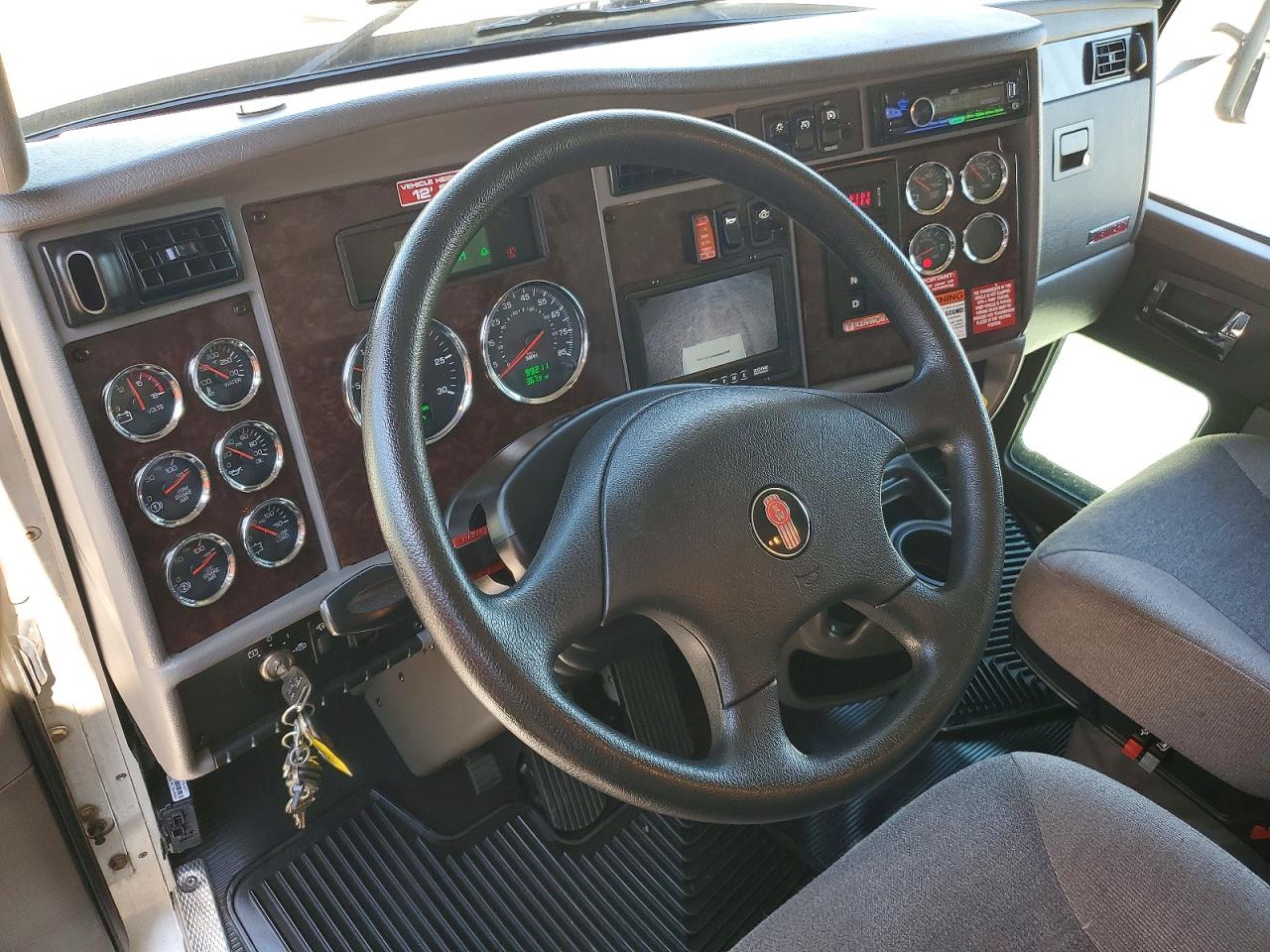 2017 Kenworth Constructi VIN 2NKHHM6X9HM172600 COPART salvage auction — Minor Dent/Scratches, IL - CERTIFICATE OF TITLE, sold $30,000 on 2026-09-11 (photo 8)