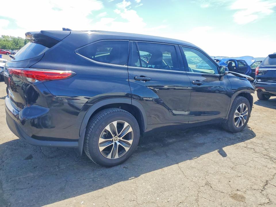 2022 Toyota Highlander VIN 5TDGZRBH9NS192437 COPART salvage auction — FRONT END, Salvage Title, sold $15,700 on 2026-08-21 (photo 3)