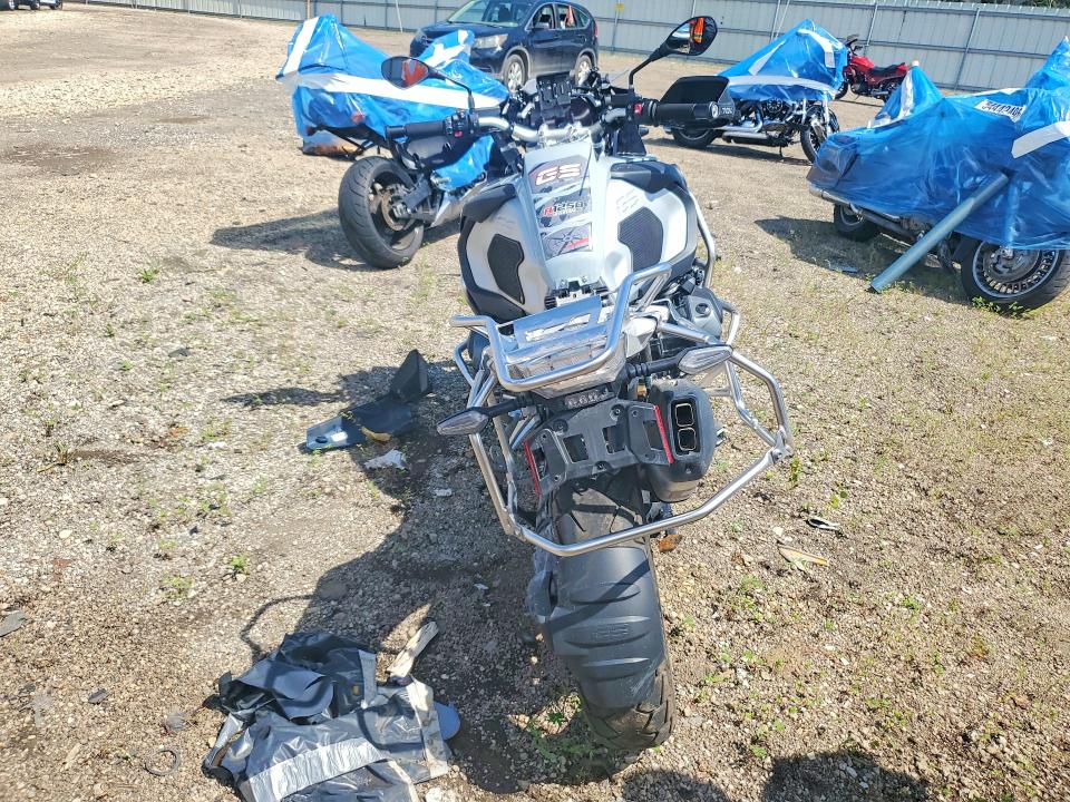 2023 BMW R 1250 VIN WB10M1304P6H78900 COPART salvage auction — FRONT END, Il - Salvage Certificate, sold $8,600 on 2026-09-16 (photo 4)