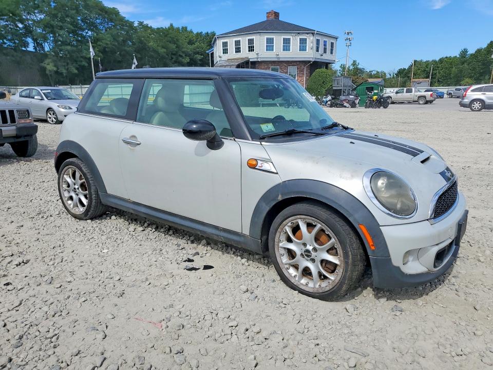 2011 Mini Cooper VIN WMWSV3C54BTY21023 COPART salvage auction — MECHANICAL, MA - CERTIFICATE OF TITLE, sold $375 on 2026-09-03 (photo 4)