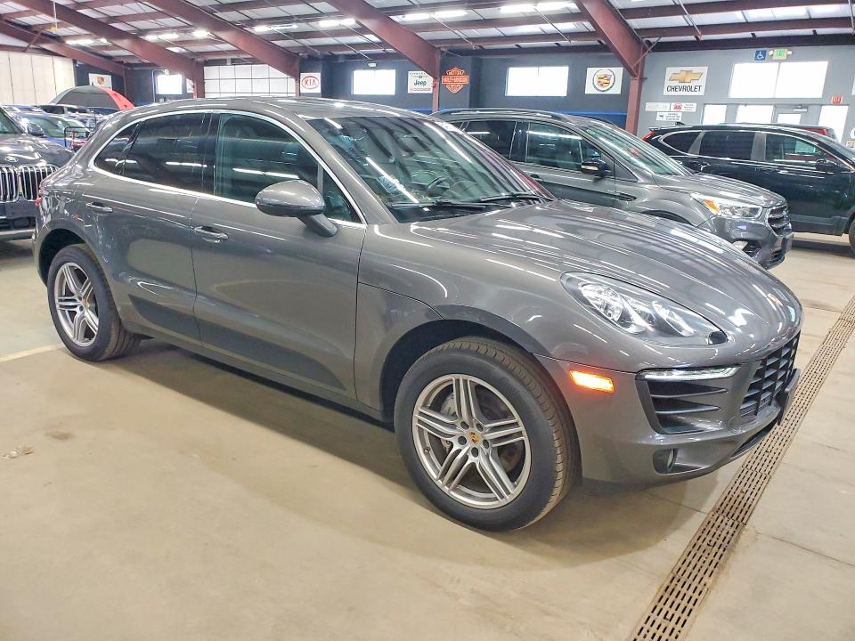 2016 Porsche Macan VIN WP1AB2A58GLB47520 COPART salvage auction — MINOR DENT/SCRATCHES, MA - CERT OF TITLE-SALVAGE (P), sold $750 on 2026-08-06 (photo 4)