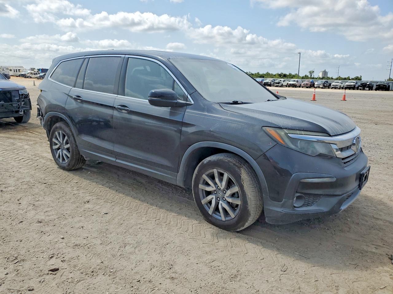 2019 Honda Pilot VIN 5FNYF5H59KB015292 COPART salvage auction — Rear End, TX - SALVAGE VEHICLE TITLE, sold $8,500 on 2026-08-19 (photo 4)