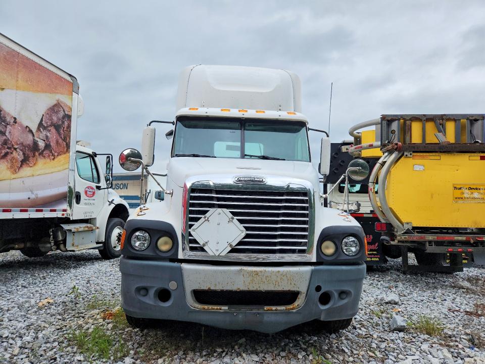 2009 Freightliner Conventional VIN 1FUJBBCK89LAF5242 COPART salvage auction — NORMAL WEAR, TN - CERTIFICATE OF TITLE, sold $2,050 on 2026-09-01 (photo 5)