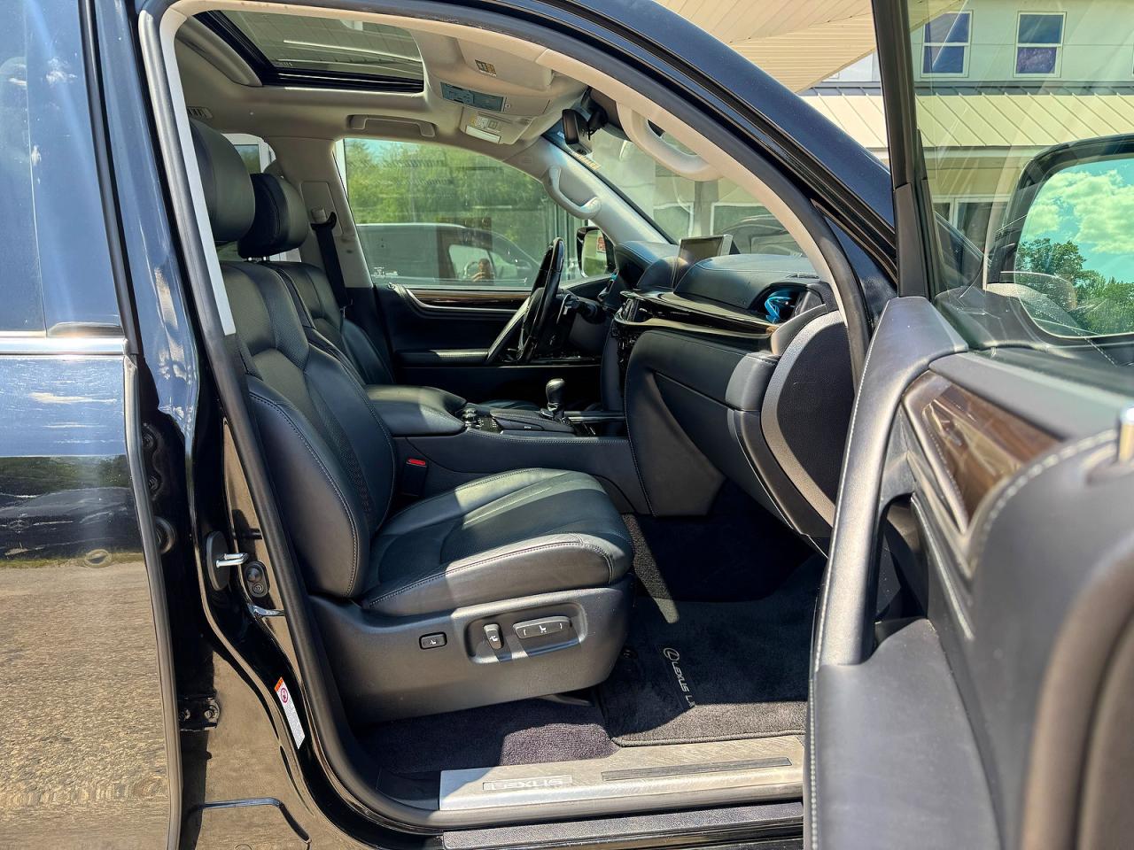 2018 Lexus Lx570 VIN JTJHY7AX3J4262165 COPART salvage auction — Minor Dent/Scratches, MA - CERTIFICATE OF TITLE (P), sold $41,750 on 2026-08-07 (photo 5)