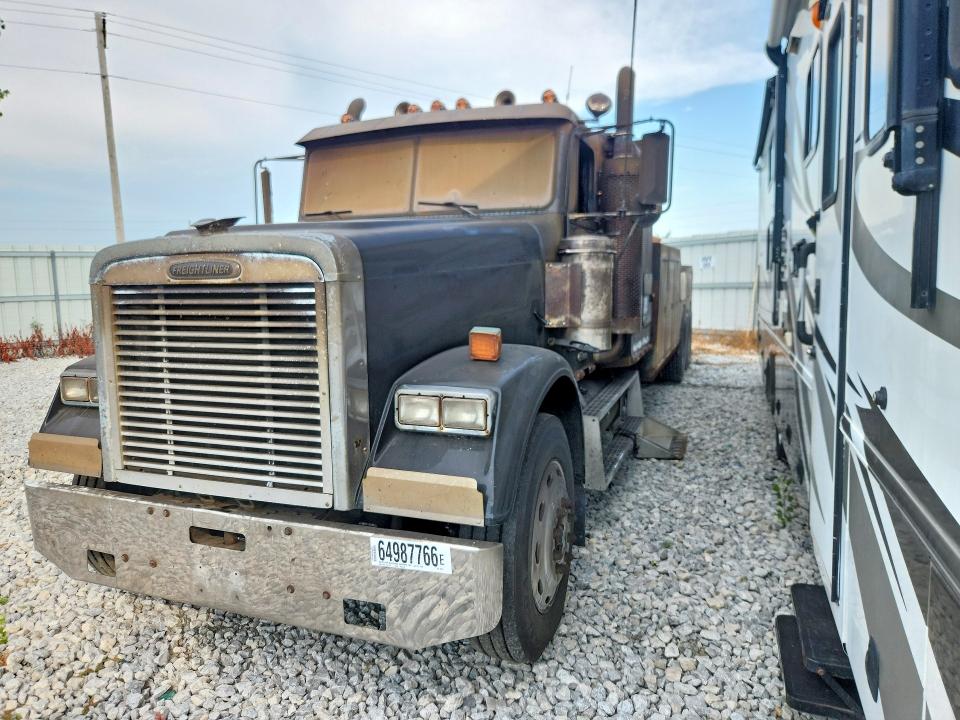 1997 Freightliner Fld120 VIN 1FV8F0Y92VH833851 — COPART salvage auction photo
