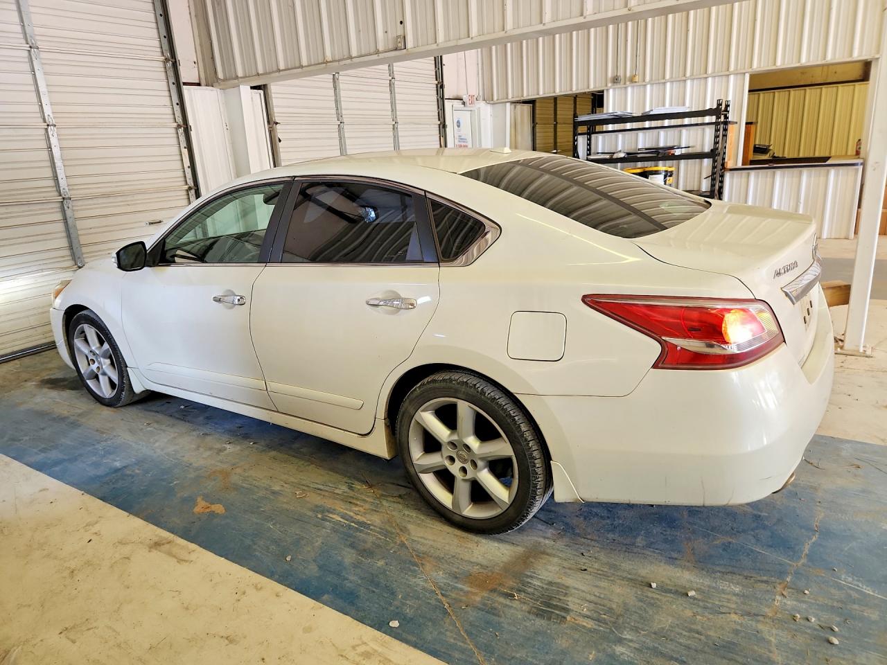 2013 Nissan Altima VIN 1N4BL3AP1DN426937 COPART salvage auction — Minor Dent/Scratches, Ct - Clean Title, sold $1,400 on 2026-09-16 (photo 2)