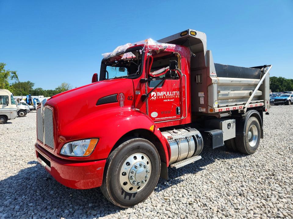 2022 Kenworth Constructi VIN 2NKHHJ7X1NM135971 COPART salvage auction — ROOF, OH - CERT OF TITLE-SALVAGE, sold $21,000 on 2026-08-20 (photo 1)