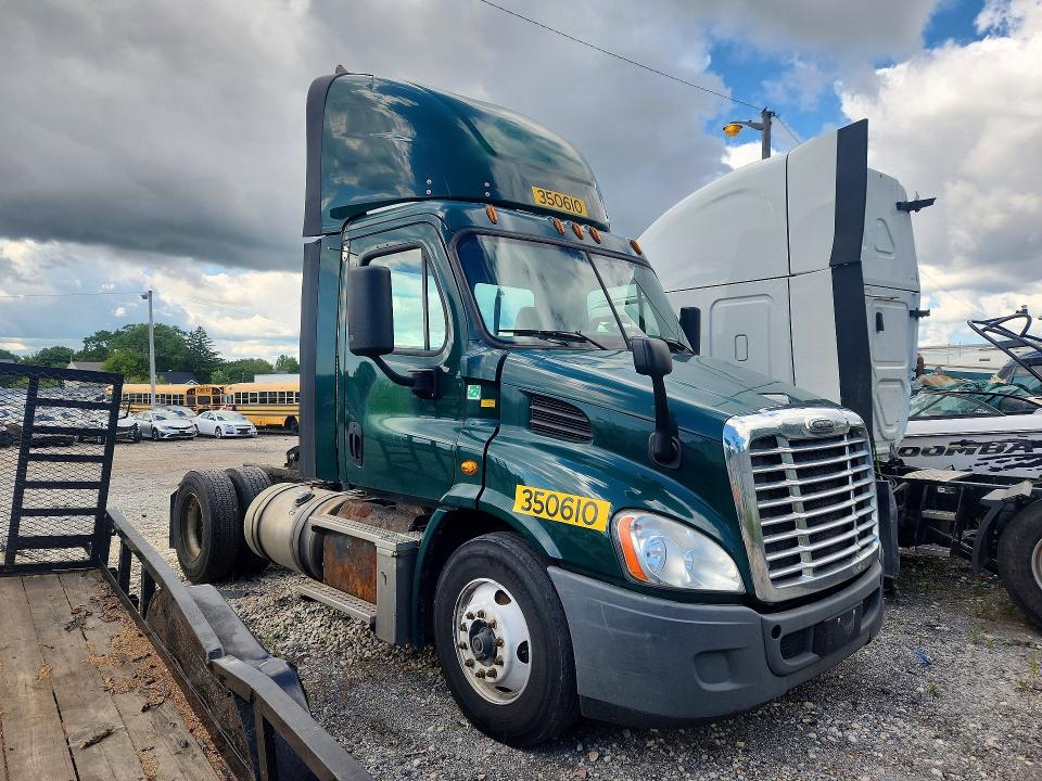 2016 Freightliner Cascadia 113 VIN 3AKBGADV1GDHE0214 COPART salvage auction — MINOR DENT/SCRATCHES, OK - CERTIFICATE OF TITLE (P), sold $3,950 on 2026-09-19 (photo 4)