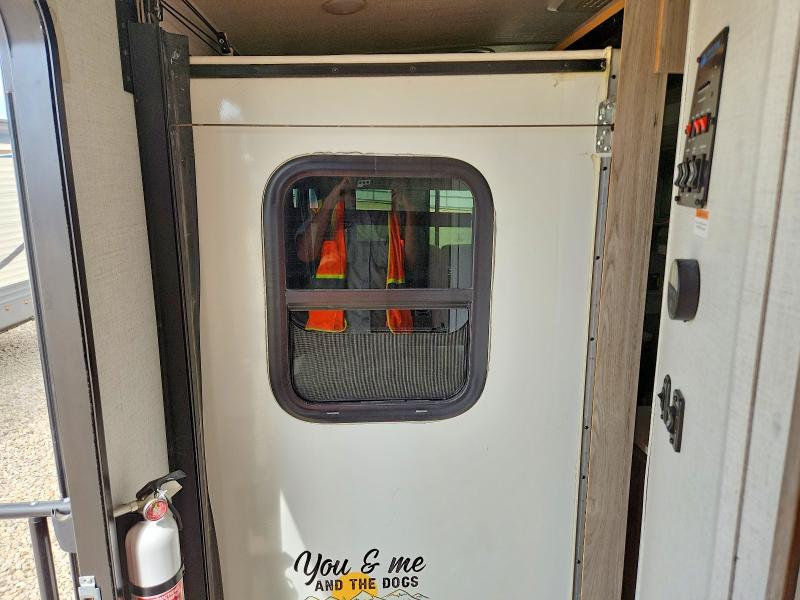 2024 Keystone rv . VIN 4YDTPPR23RD411742 COPART salvage auction — WATER/FLOOD, TX - SALVAGE TITLE-FLOOD DAMAGE, sold $6,200 on 2026-09-24 (photo 6)