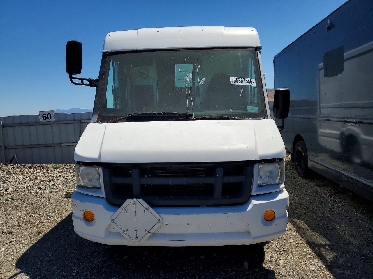 2013 Isuzu Npr hd VIN JALB4T172D7W01089 COPART salvage auction — Minor Dent/Scratches, CA - DIS/DLR/EXP ONLY CLEAN TITLE, sold $650 on 2026-08-27 (photo 5)