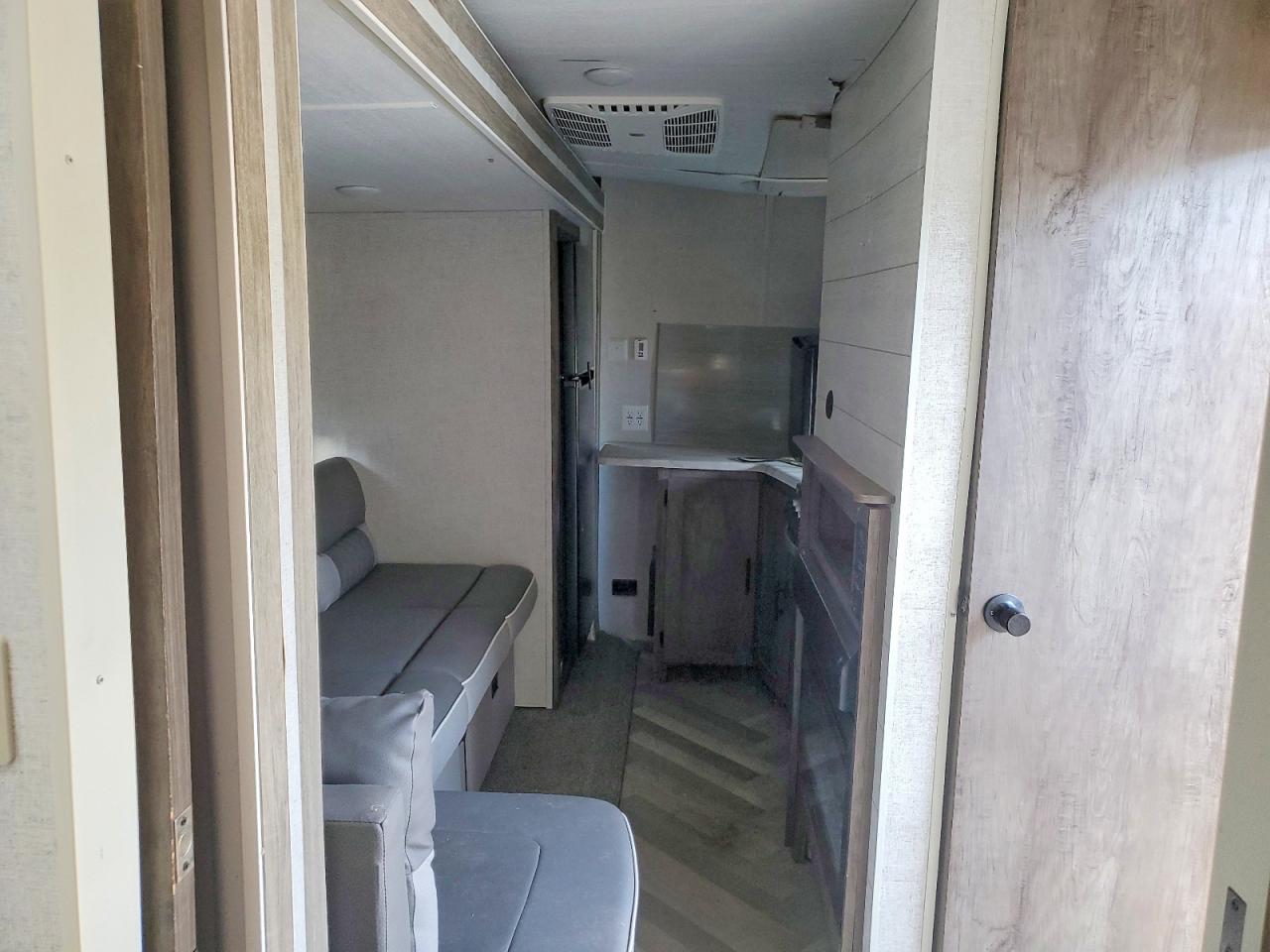 2021 Forest River Salem VIN 4X4TSMX25MA328496 COPART salvage auction — Water/Flood, SC - CERT OF TITLE-SALVAGE WATER, sold $775 on 2026-09-10 (photo 5)