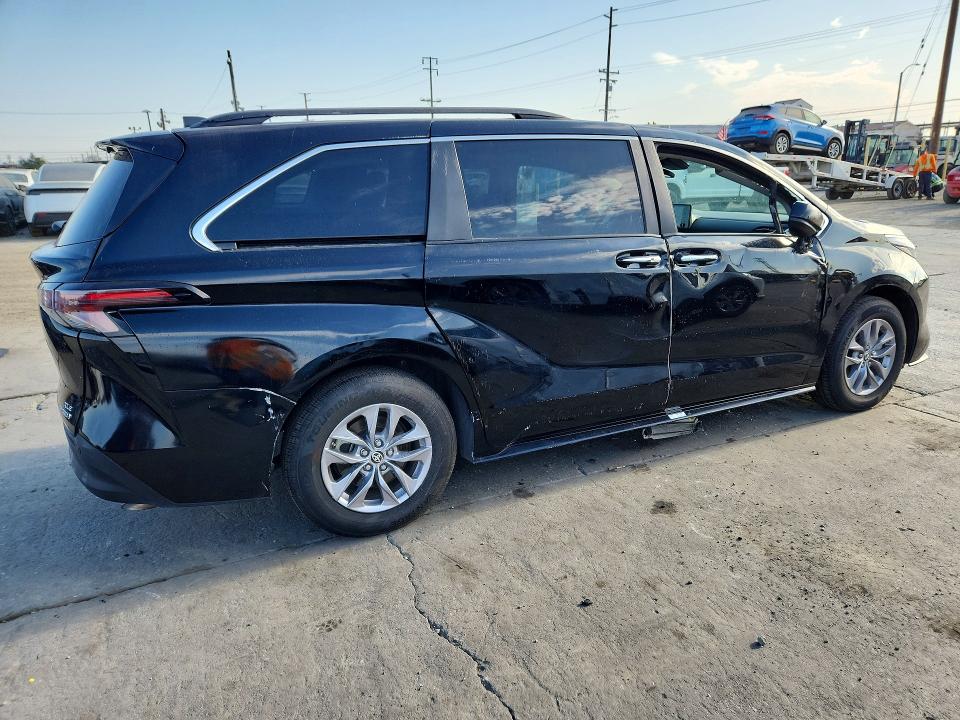 2024 Toyota Sienna VIN 5TDYRKEC9RS215586 COPART salvage auction — ROLLOVER, Salvage Title, sold $15,700 on 2026-08-20 (photo 3)