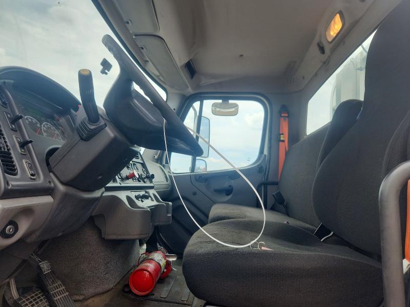 2016 Freightliner M2 VIN 1FUJC5DV9GHGY4861 COPART salvage auction — MINOR DENT/SCRATCHES, NY - CERTIFICATE OF TITLE, sold $13,000 on 2026-09-18 (photo 7)