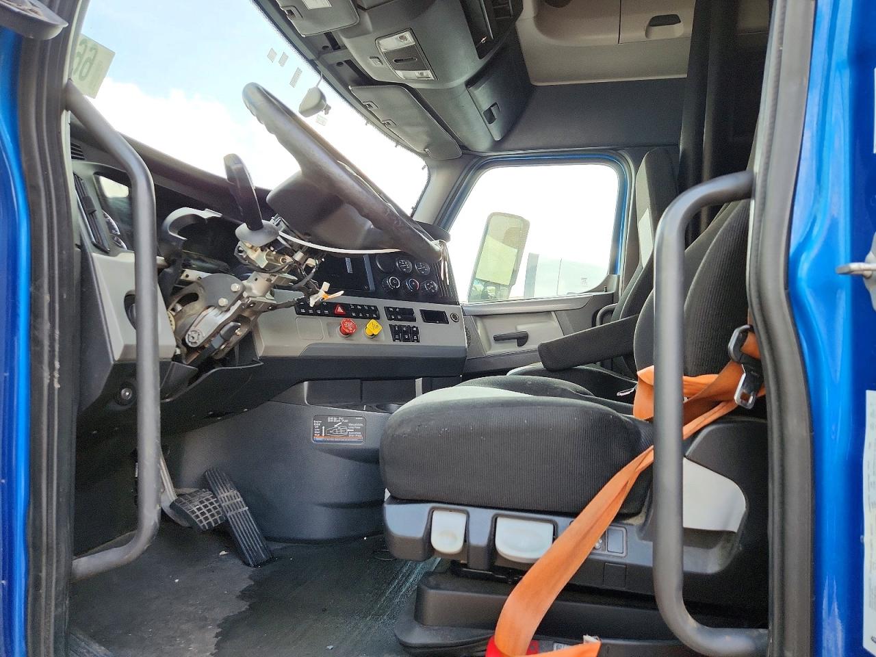 2020 VIN 3AKJHHDR0LSKC5695 COPART salvage auction — Normal Wear, Sc - Salvage Title, sold $11,900 on 2026-09-24 (photo 7)