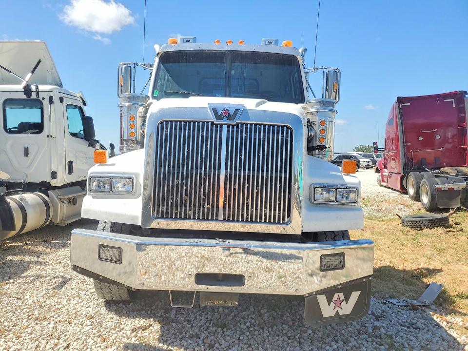 2022 Western star/auto car VIN 5KJJALD13NPNM6704 COPART salvage auction — NORMAL WEAR, TX - CERTIFICATE OF TITLE, sold $3,250 on 2026-09-01 (photo 5)