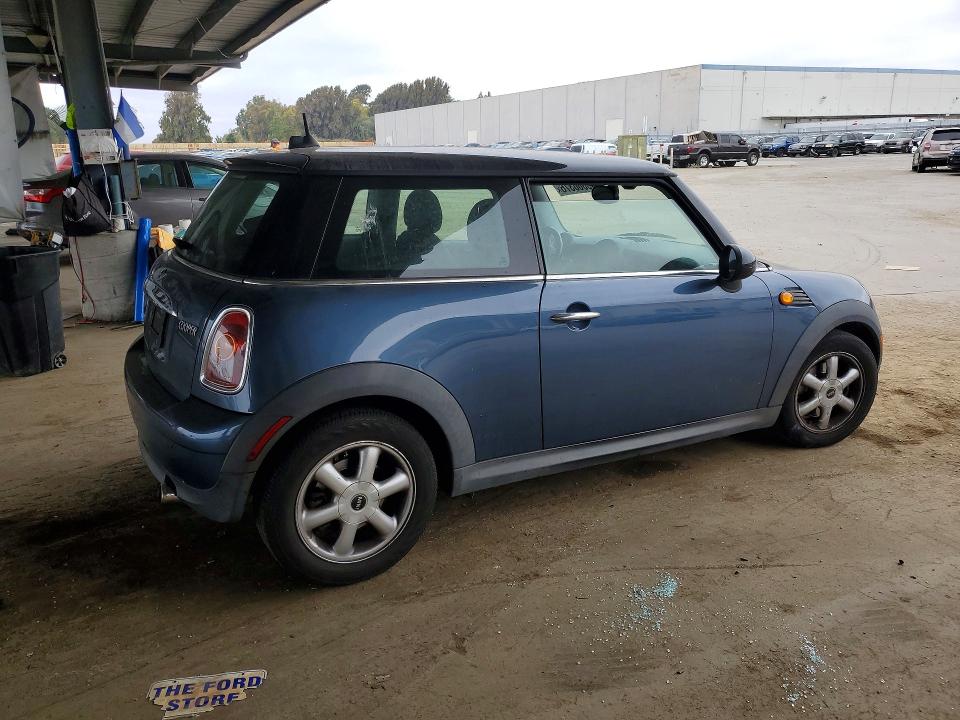 2009 Mini Cooper VIN WMWMF33539TU75417 COPART salvage auction — MINOR DENT/SCRATCHES, CA - DIS/DLR/EXP ONLY CLEAN TITLE, sold $525 on 2026-08-27 (photo 3)