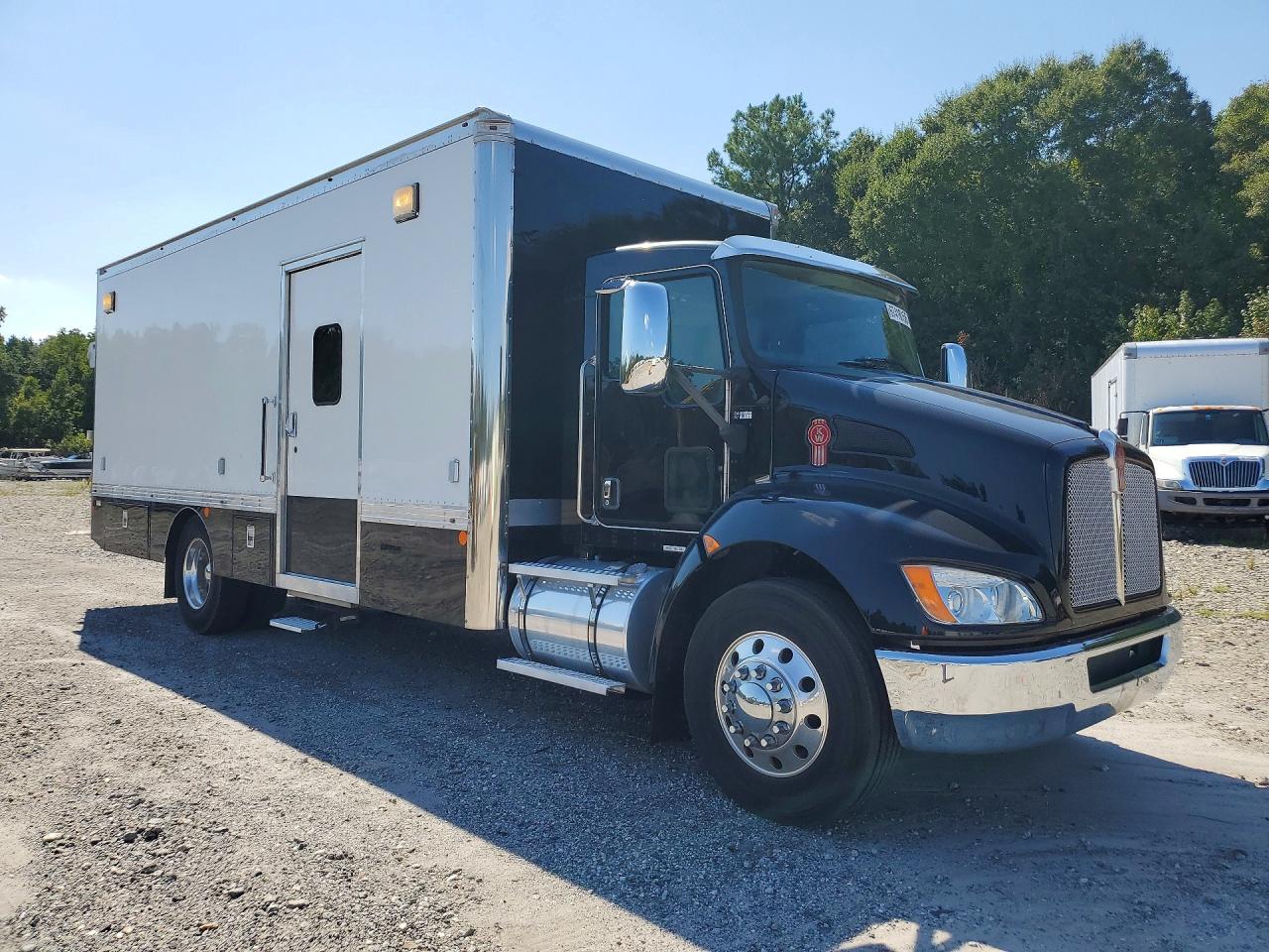 2017 Kenworth Constructi VIN 2NKHHM6X9HM172600 COPART salvage auction — Minor Dent/Scratches, IL - CERTIFICATE OF TITLE, sold $30,000 on 2026-09-11 (photo 4)