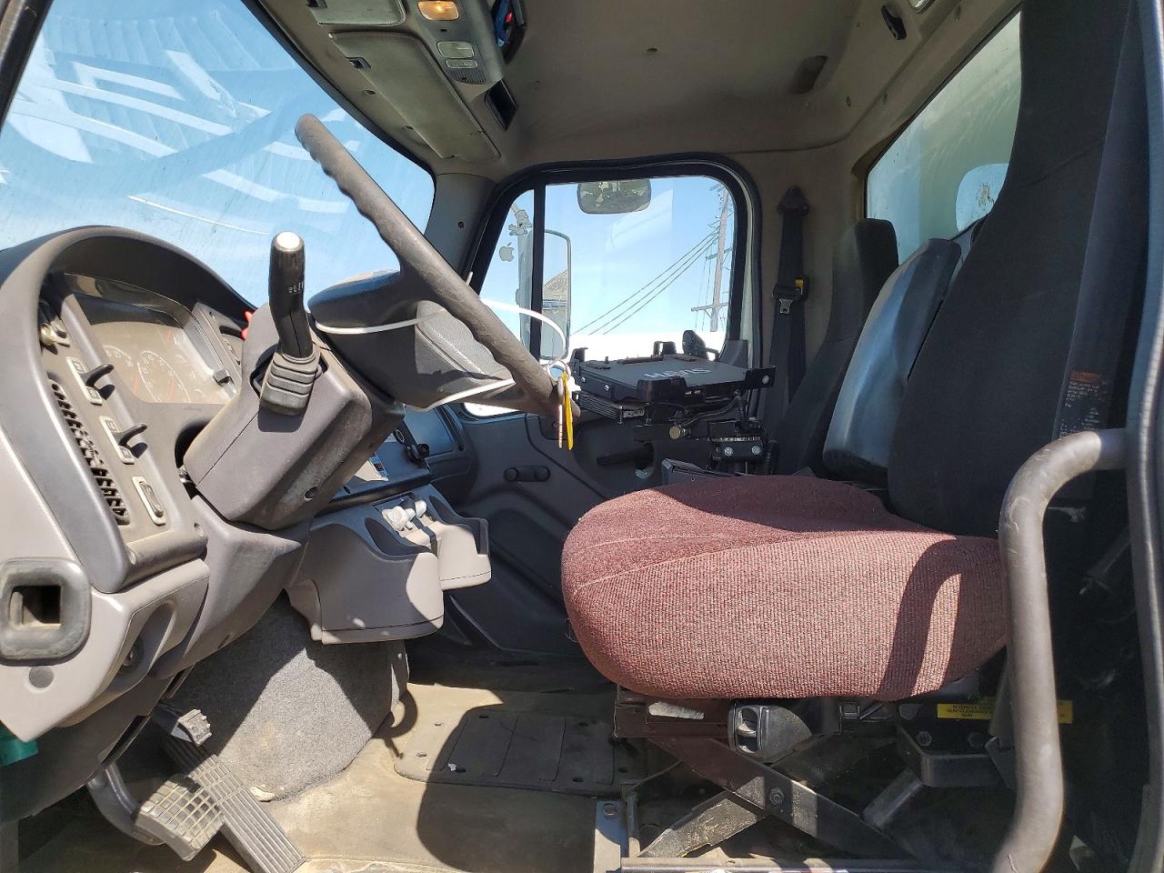 2017 Frht - Freightliner M2 VIN 1FVAHFDX3DHFF1735 COPART salvage auction — Minor Dent/Scratches, CA - DIS/DLR/EXP ONLY CLEAN TITLE, sold $8,200 on 2026-10-01 (photo 7)