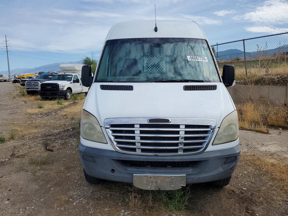 2011 Frht - freightliner M2 VIN WDYPE8CC0B5541550 COPART salvage auction — MINOR DENT/SCRATCHES, UT - CERTIFICATE OF TITLE, sold $600 on 2026-09-14 (photo 5)