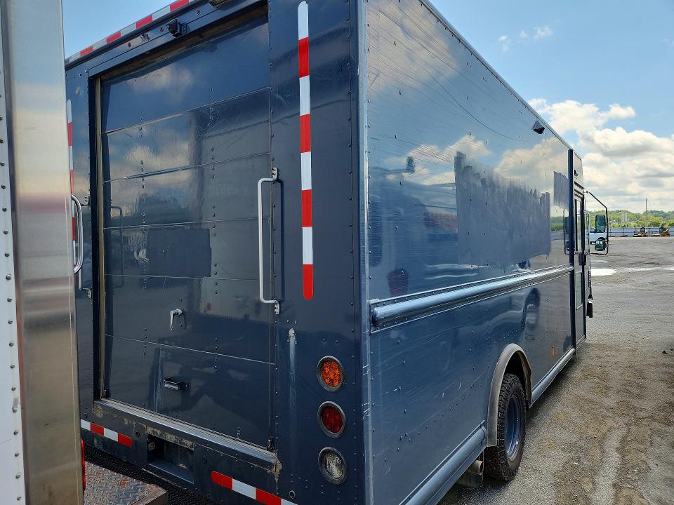 2019 Ford E-450 VIN 1FC3E4K69KDC48489 COPART salvage auction — NORMAL WEAR, IL - CERTIFICATE OF TITLE, sold $13,000 on 2026-08-29 (photo 3)