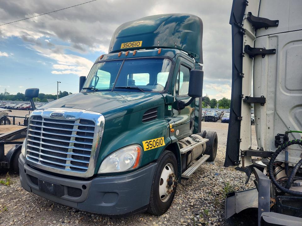 2016 Freightliner Cascadia 113 VIN 3AKBGADV1GDHE0214 COPART salvage auction — MINOR DENT/SCRATCHES, OK - CERTIFICATE OF TITLE (P), sold $3,950 on 2026-09-19 (photo 1)