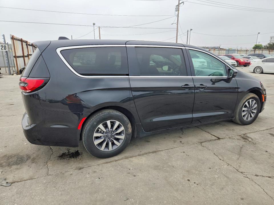 2023 Chrysler Pacifica VIN 2C4RC1L75PR626219 COPART salvage auction — MINOR DENT/SCRATCHES, Ca - Salvage Certificate, sold $11,400 on 2026-08-17 (photo 3)