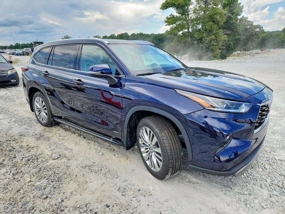 2024 Toyota Highlander VIN 5TDEBRCHXRS633492 COPART salvage auction — MINOR DENT/SCRATCHES, Mi - Certificate Of Title, sold $34,000 on 2026-08-26 (photo 4)