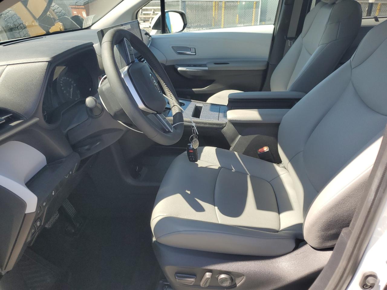 2025 Toyota Sienna VIN 5TDGRKEC1SS243660 COPART salvage auction — Front End, Salvage Title, sold $32,250 on 2025-11-27 (photo 7)