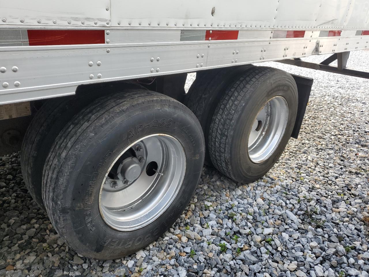 2013 Utility Vs2ra VIN 1UYVS2533DU489511 COPART salvage auction — Side, OR - CERT OF TITLE-RECONSTRUCTED, sold $3,100 on 2026-09-11 (photo 8)